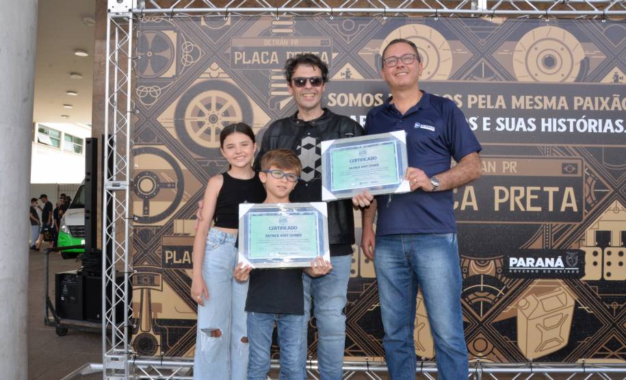 Detran comemora um ano do lançamento da nova placa preta no modelo Mercosul no Paraná