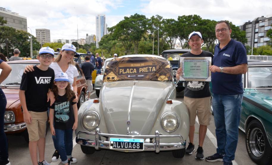 Comemoração de um ano da placa preta no Paraná reúne mais de 100 veículos antigos
