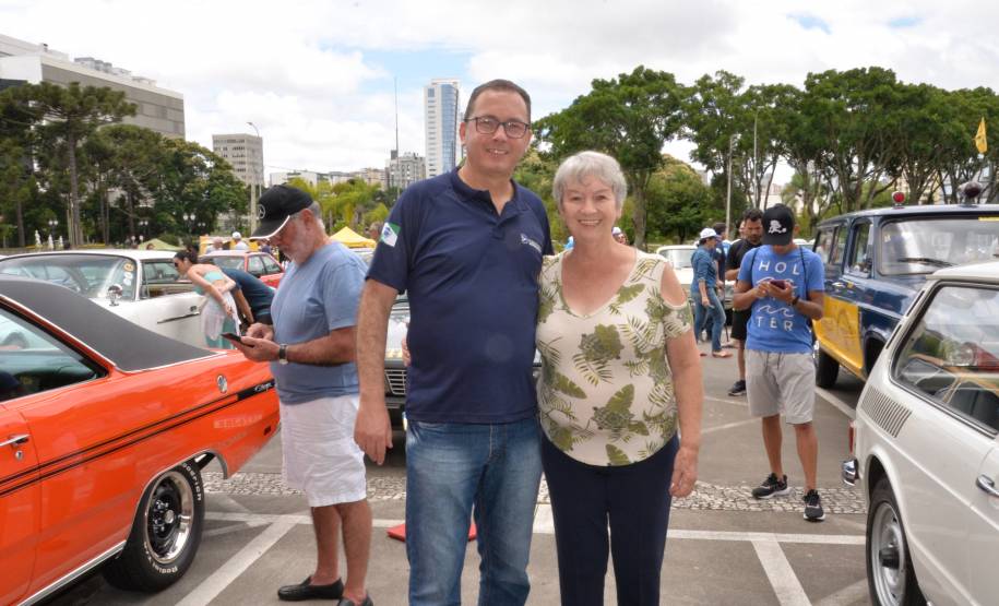 Detran comemora um ano do lançamento da nova placa preta no modelo Mercosul no Paraná