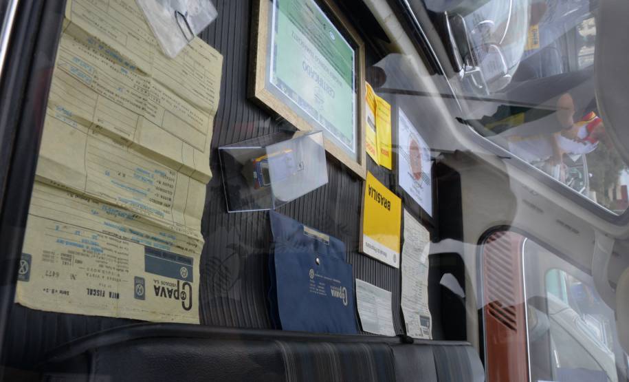 Comemoração de um ano da placa preta no Paraná reúne mais de 100 veículos antigos