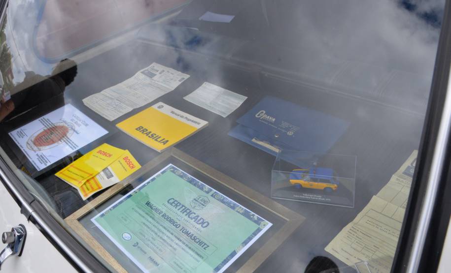 Comemoração de um ano da placa preta no Paraná reúne mais de 100 veículos antigos