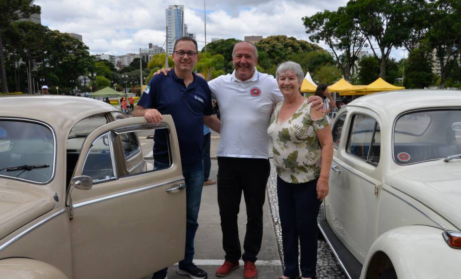 Comemoração de um ano da placa preta no Paraná reúne mais de 100 veículos antigos