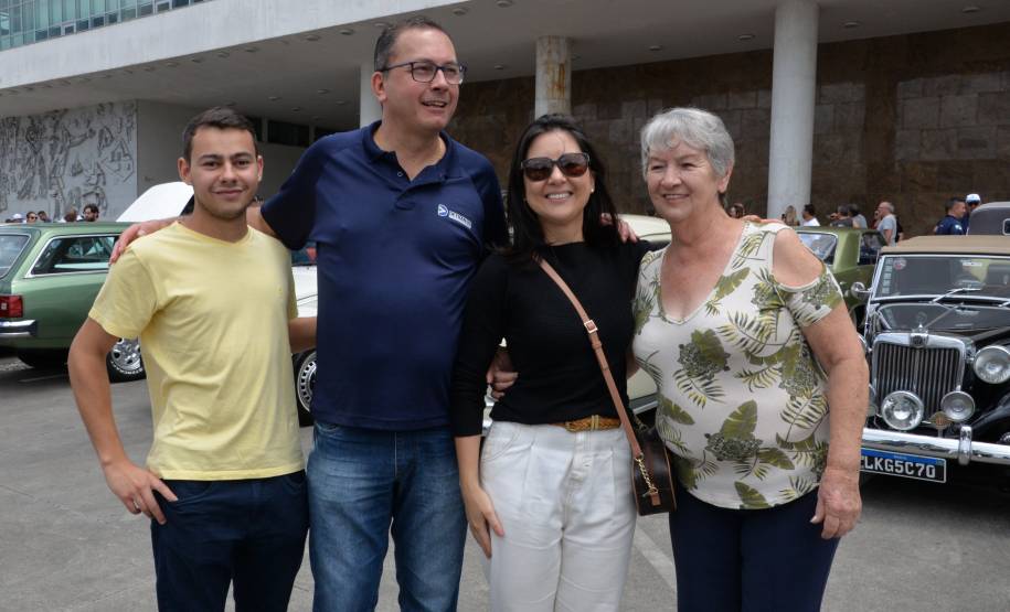 Comemoração de um ano da placa preta no Paraná reúne mais de 100 veículos antigos