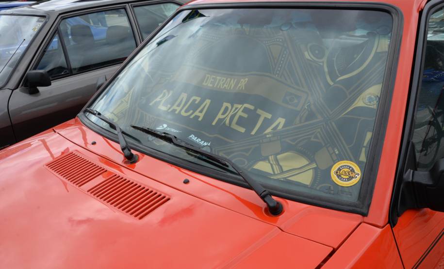 Detran comemora um ano do lançamento da nova placa preta no modelo Mercosul no Paraná