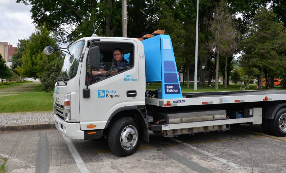 Comemoração de um ano da placa preta no Paraná reúne mais de 100 veículos antigos