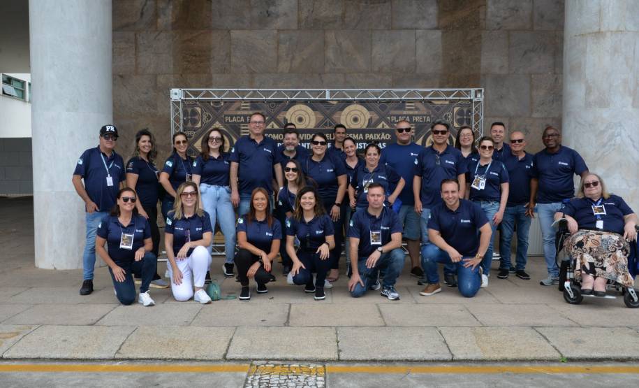 Comemoração de um ano da placa preta no Paraná reúne mais de 100 veículos antigos