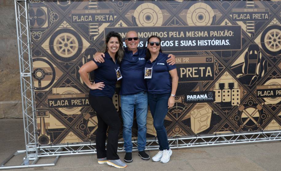 Comemoração de um ano da placa preta no Paraná reúne mais de 100 veículos antigos