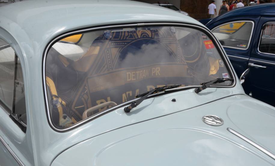 Detran comemora um ano do lançamento da nova placa preta no modelo Mercosul no Paraná