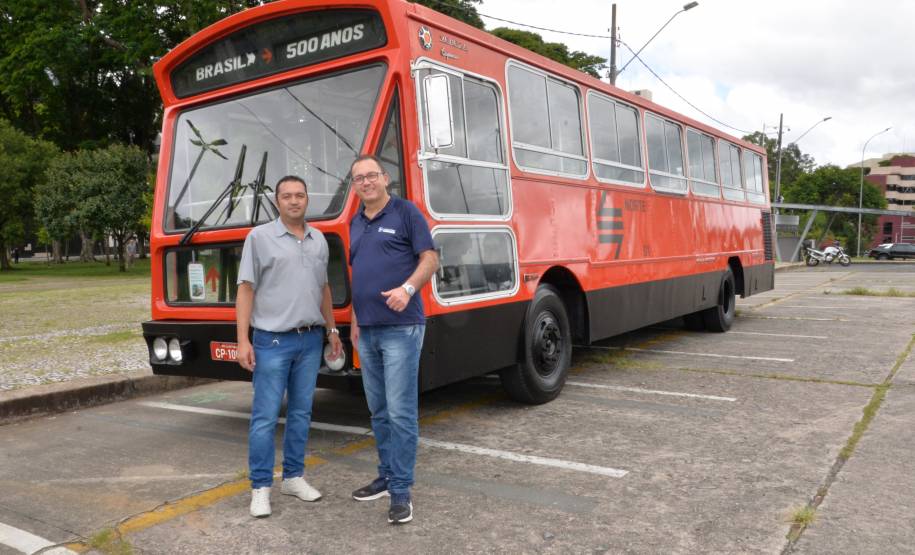 Comemoração de um ano da placa preta no Paraná reúne mais de 100 veículos antigos