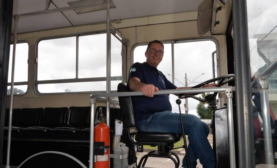 Detran comemora um ano do lançamento da nova placa preta no modelo Mercosul no Paraná