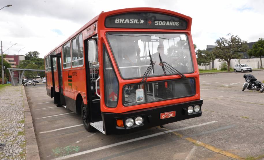 Detran comemora um ano do lançamento da nova placa preta no modelo Mercosul no Paraná