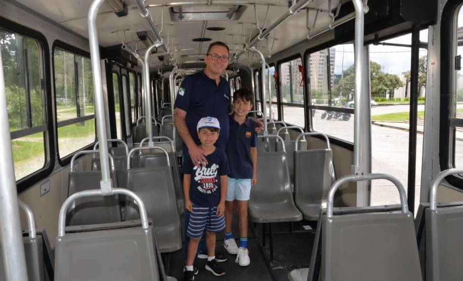 Detran comemora um ano do lançamento da nova placa preta no modelo Mercosul no Paraná