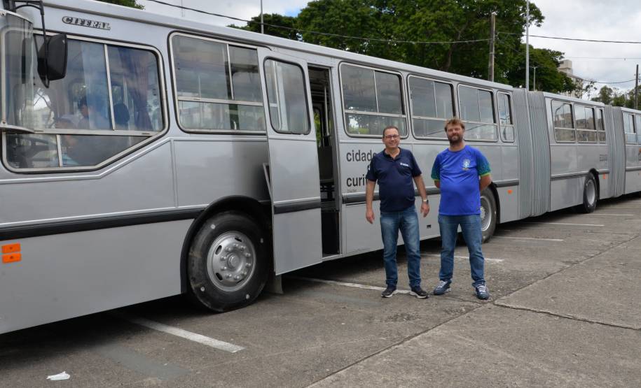 Detran comemora um ano do lançamento da nova placa preta no modelo Mercosul no Paraná