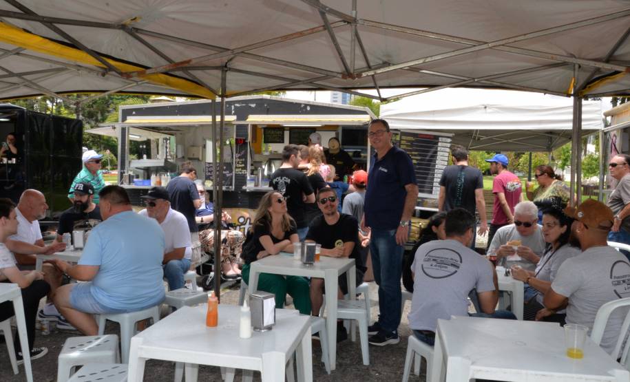 Comemoração de um ano da placa preta no Paraná reúne mais de 100 veículos antigos