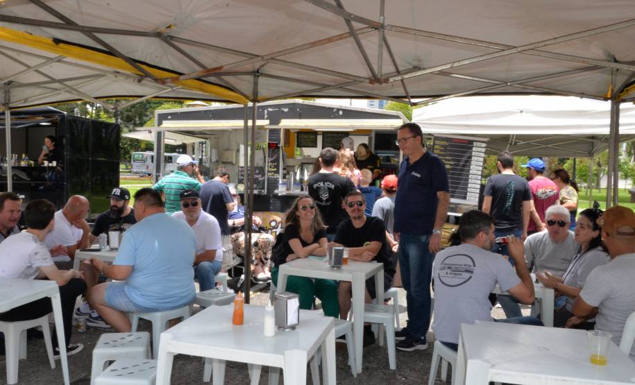 Comemoração de um ano da placa preta no Paraná reúne mais de 100 veículos antigos