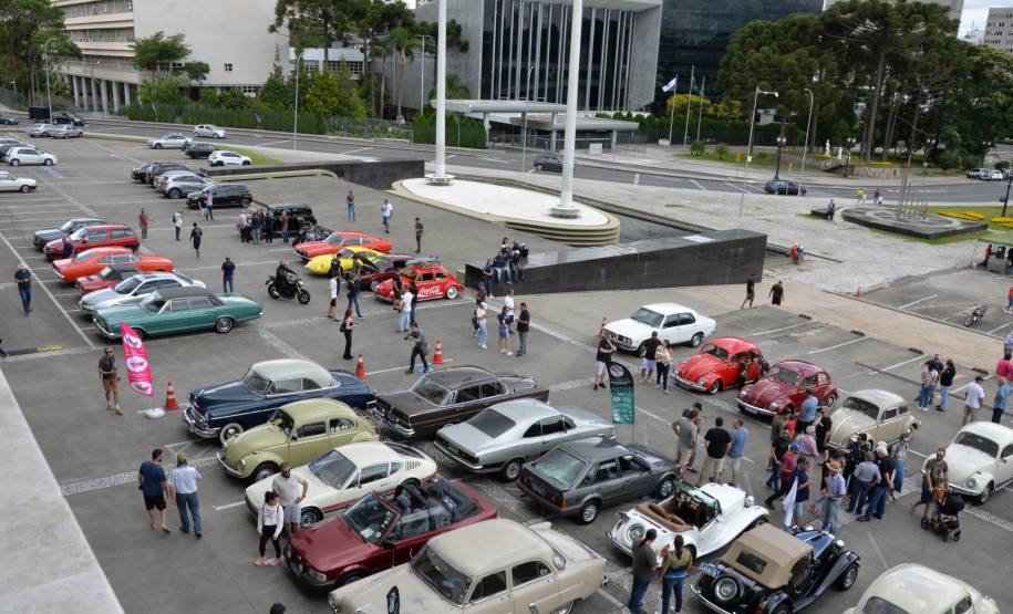 Comemoração de um ano da placa preta no Paraná reúne mais de 100 veículos antigos