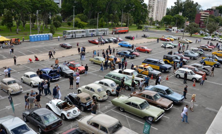 Comemoração de um ano da placa preta no Paraná reúne mais de 100 veículos antigos