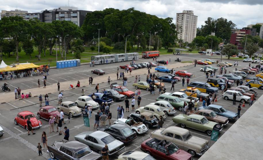 Comemoração de um ano da placa preta no Paraná reúne mais de 100 veículos antigos