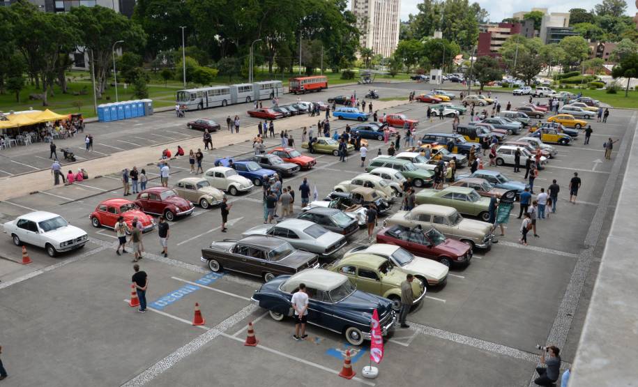 Comemoração de um ano da placa preta no Paraná reúne mais de 100 veículos antigos