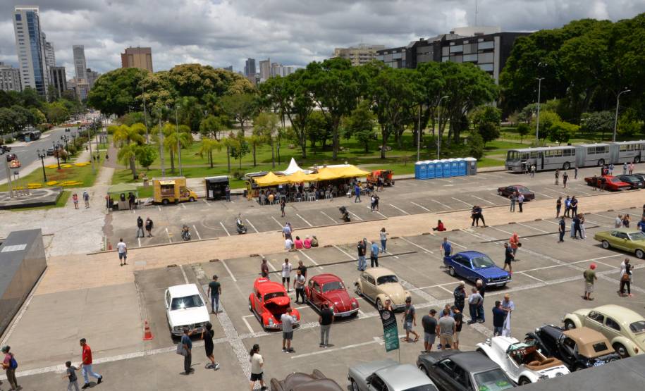Comemoração de um ano da placa preta no Paraná reúne mais de 100 veículos antigos