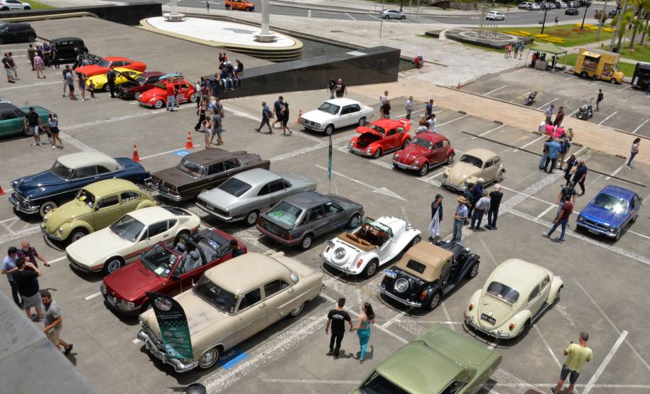 Comemoração de um ano da placa preta no Paraná reúne mais de 100 veículos antigos