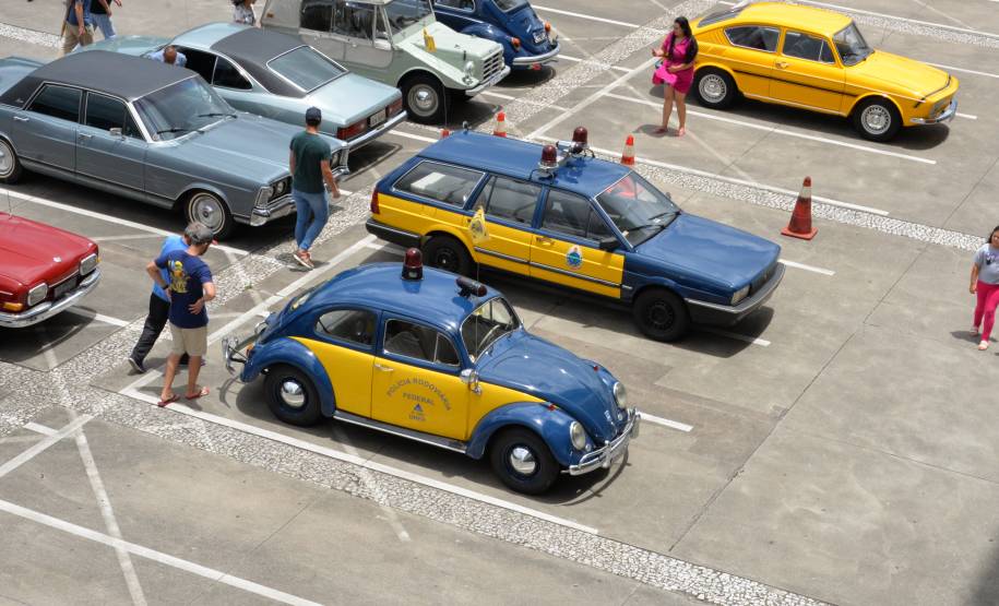 Comemoração de um ano da placa preta no Paraná reúne mais de 100 veículos antigos
