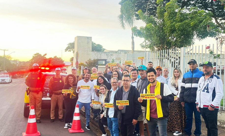 Os 24 participantes das aulas de reciclagem de condutores se sensibilizaram com o conteúdo, riscos do uso de celular e direção, e decidiram transmitir a informação para mais pessoas por meio de uma ação educativa.  Os alunos elaboraram a frase: “Se liga no trânsito, não no celular” e produziram adesivos por iniciativa própria, arcando inclusive com os custos, para posteriormente distribuir à população.  A aulas de reciclagem foram ministradas pelas educadoras de trânsito Vania Jhara e Regiani Lacerda, na 12