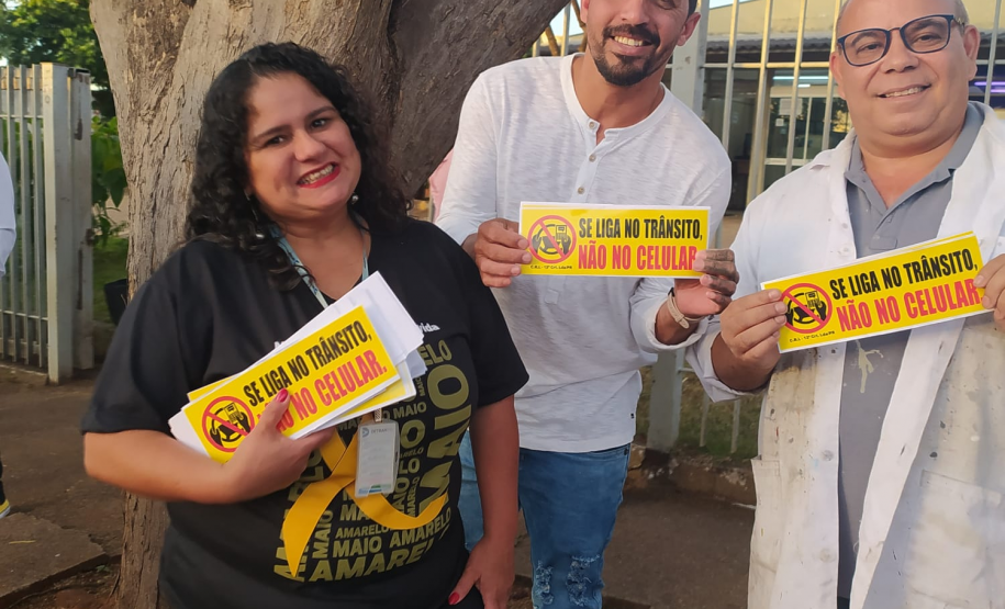 Os 24 participantes das aulas de reciclagem de condutores se sensibilizaram com o conteúdo, riscos do uso de celular e direção, e decidiram transmitir a informação para mais pessoas por meio de uma ação educativa.  Os alunos elaboraram a frase: “Se liga no trânsito, não no celular” e produziram adesivos por iniciativa própria, arcando inclusive com os custos, para posteriormente distribuir à população.  A aulas de reciclagem foram ministradas pelas educadoras de trânsito Vania Jhara e Regiani Lacerda, na 12