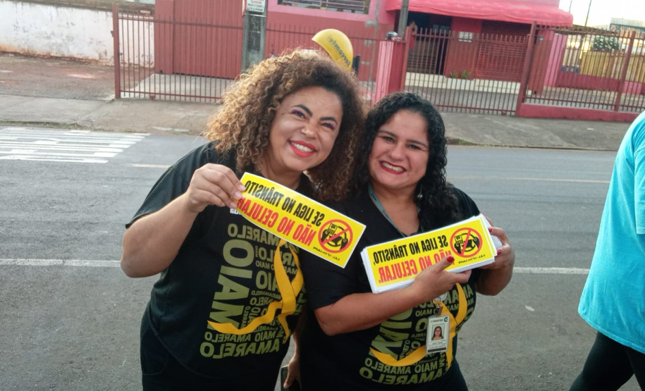 Os 24 participantes das aulas de reciclagem de condutores se sensibilizaram com o conteúdo, riscos do uso de celular e direção, e decidiram transmitir a informação para mais pessoas por meio de uma ação educativa.  Os alunos elaboraram a frase: “Se liga no trânsito, não no celular” e produziram adesivos por iniciativa própria, arcando inclusive com os custos, para posteriormente distribuir à população.  A aulas de reciclagem foram ministradas pelas educadoras de trânsito Vania Jhara e Regiani Lacerda, na 12