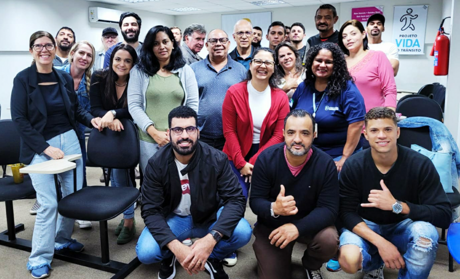 Se liga no trânsito, não no celular | Ação educativa idealizada por alunos do curso de reciclagem da cidade de Londrina