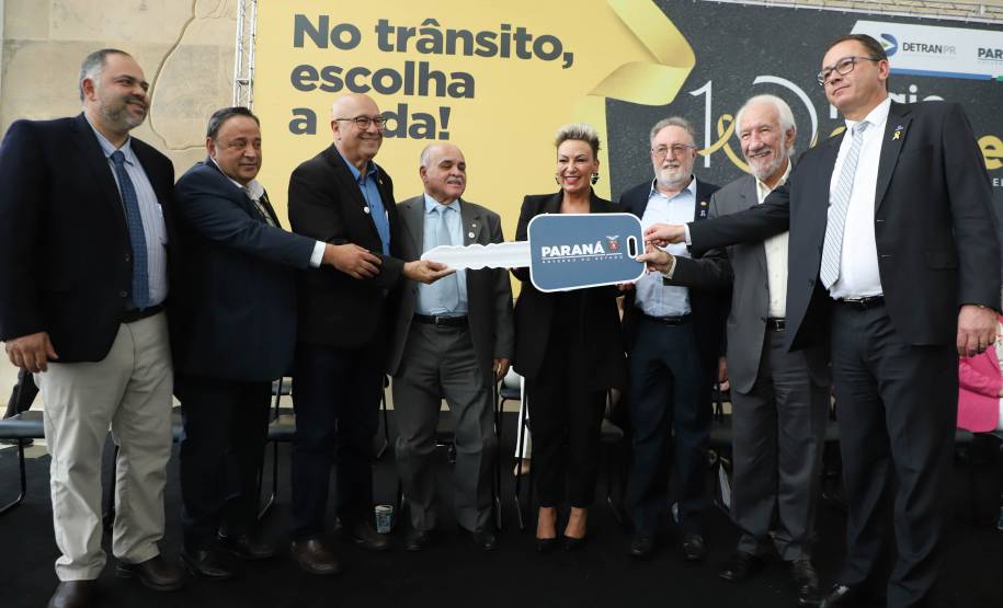 Paraná lança campanha Maio Amarelo com ações educativas e entrega de veículos ao Detran