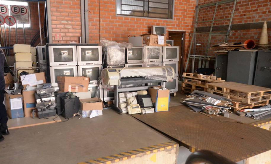 Instituições assistenciais recebem mesas, cadeiras e materiais de informática antigos do Detran-PR