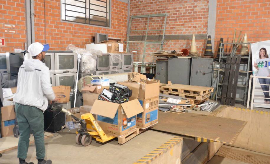 Instituições assistenciais recebem mesas, cadeiras e materiais de informática antigos do Detran-PR
