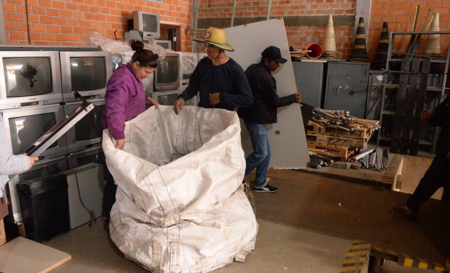 Instituições assistenciais recebem mesas, cadeiras e materiais de informática antigos do Detran-PR