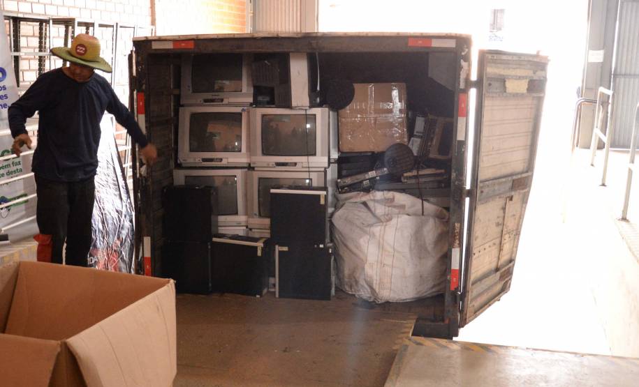 Instituições assistenciais recebem mesas, cadeiras e materiais de informática antigos do Detran-PR