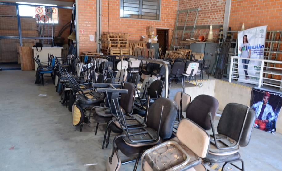 Instituições assistenciais recebem mesas, cadeiras e materiais de informática antigos do Detran-PR