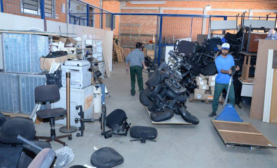 Instituições assistenciais recebem mesas, cadeiras e materiais de informática antigos do Detran-PR