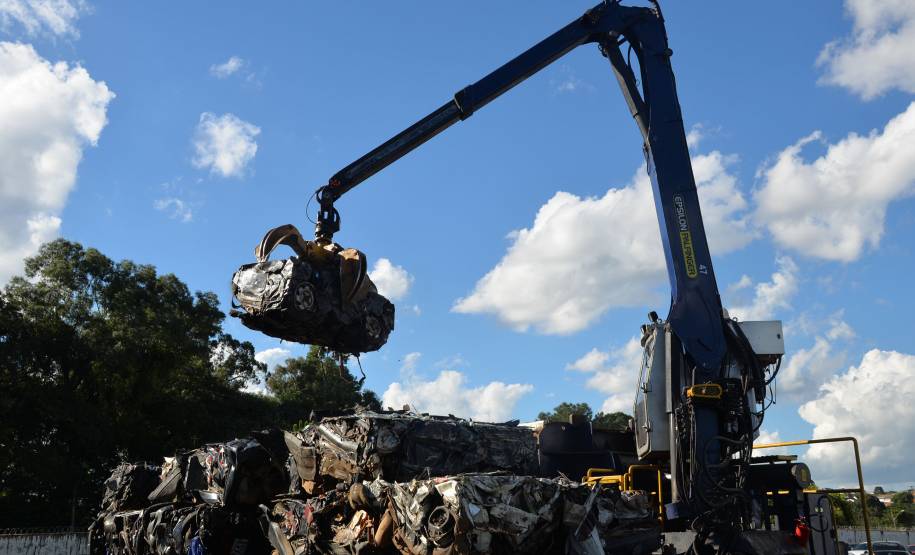 Detran-PR arrecada R$ 4,9 milhões em leilão; recursos serão usados em sinalização