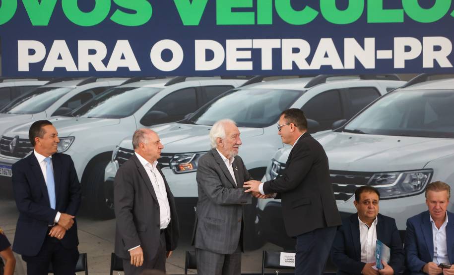 Estado entrega 106 veículos e equipamentos para reforçar atendimentos do Detran-PR