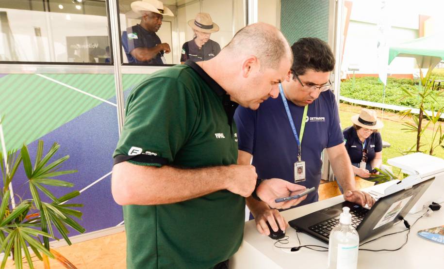 “Agência Rural” do Detran-PR realiza centenas de atendimentos aos visitantes do Show Rural em Cascavel
