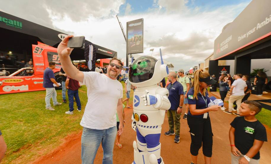 “Agência Rural” do Detran-PR realiza centenas de atendimentos aos visitantes do Show Rural em Cascavel
