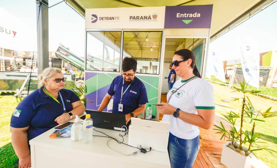 “Agência Rural” do Detran-PR realiza centenas de atendimentos aos visitantes do Show Rural em Cascavel