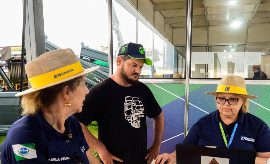 “Agência Rural” do Detran-PR realiza centenas de atendimentos aos visitantes do Show Rural em Cascavel