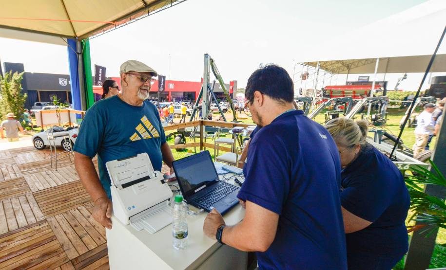 “Agência Rural” do Detran-PR realiza centenas de atendimentos aos visitantes do Show Rural em Cascavel