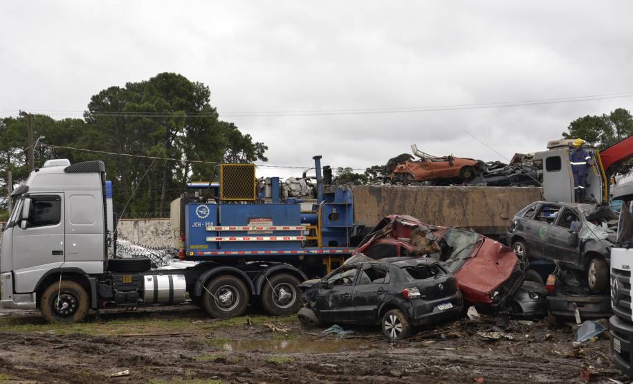 Detran-PR prensa 452 toneladas de materiais destinados à reciclagem