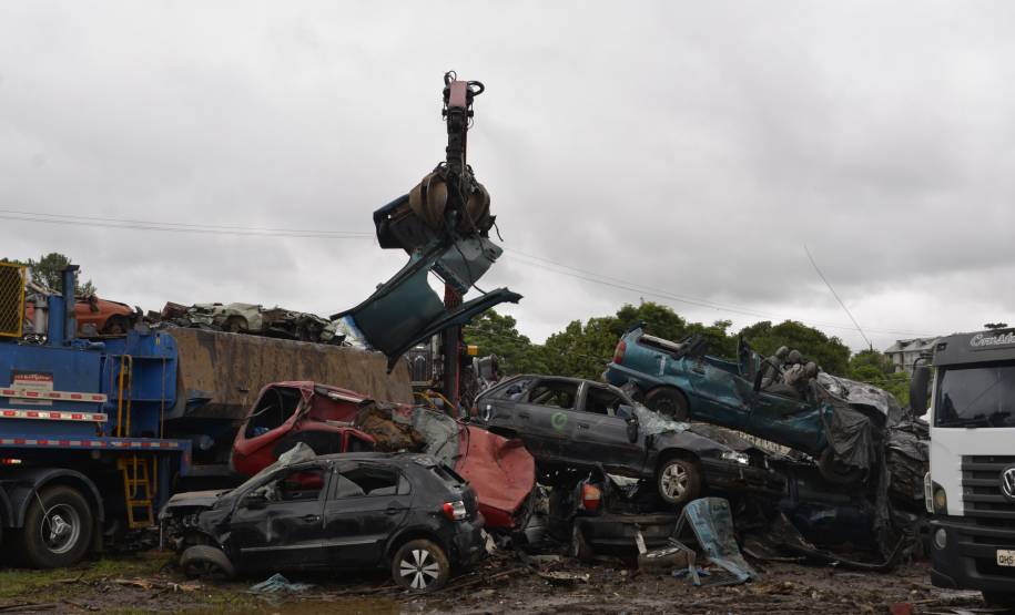 Detran-PR prensa 452 toneladas de materiais destinados à reciclagem