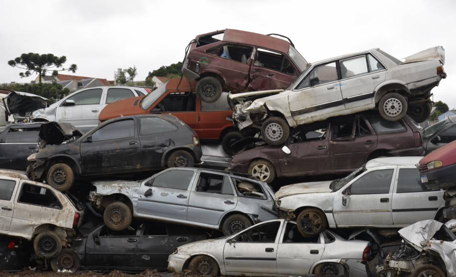 Detran-PR prensa 452 toneladas de materiais destinados à reciclagem