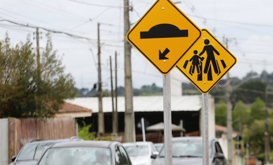 Piraquara/PR - 28/10/2026 - Detran/PR - Sinalização Vertical (Placas): Dividida em regulamentação (regras obrigatórias), advertência (perigos na via) e indicação (orientação e destinos)