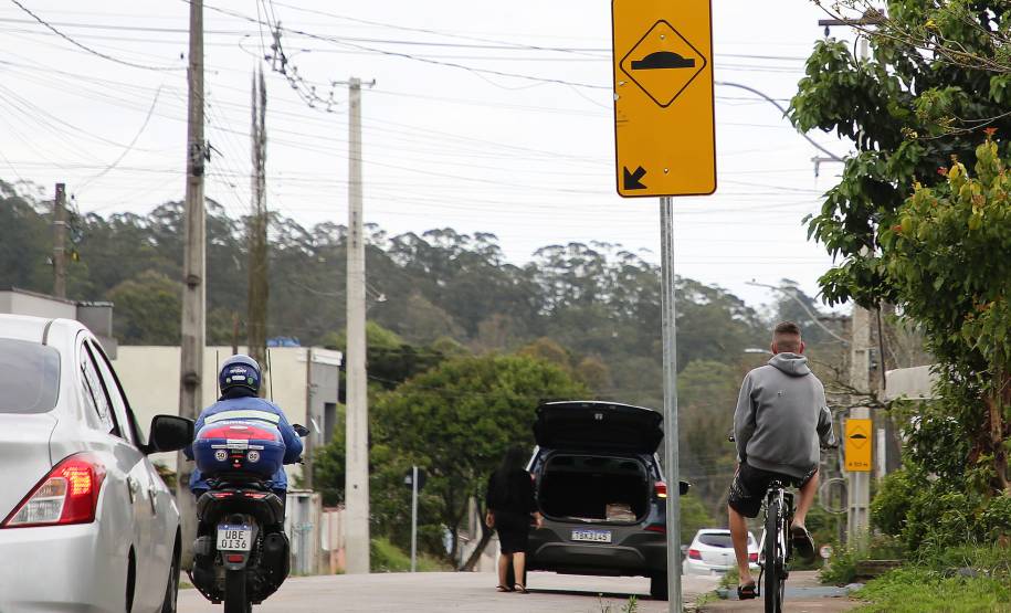 Piraquara/PR - 28/10/2026 - Detran/PR - Sinalização Vertical (Placas): Dividida em regulamentação (regras obrigatórias), advertência (perigos na via) e indicação (orientação e destinos)
