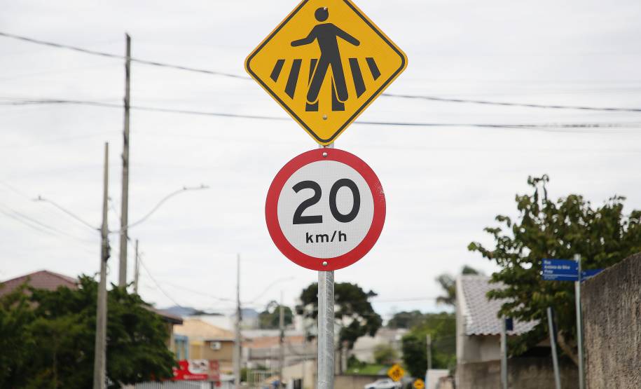 Piraquara/PR - 28/10/2026 - Detran/PR - Sinalização Vertical (Placas): Dividida em regulamentação (regras obrigatórias), advertência (perigos na via) e indicação (orientação e destinos)